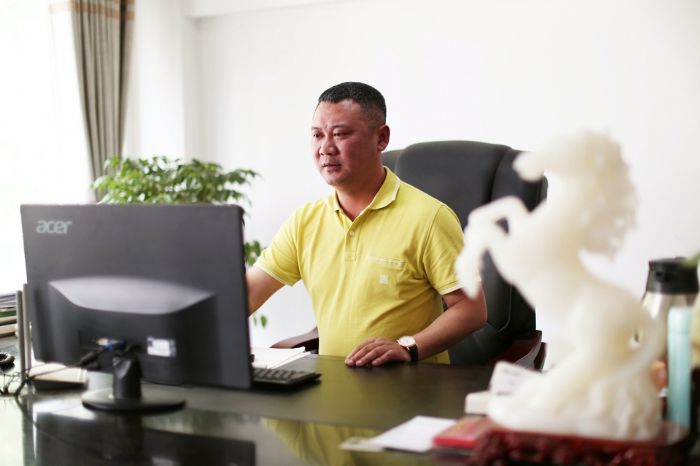 陈佰兵正在办公。
