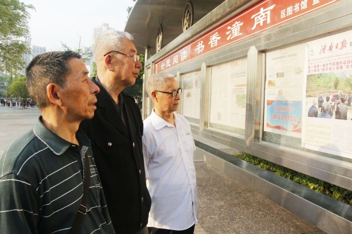 4月23日，市民在滨江公园阅报栏学习习近平总书记视察重庆重要讲话精神。
