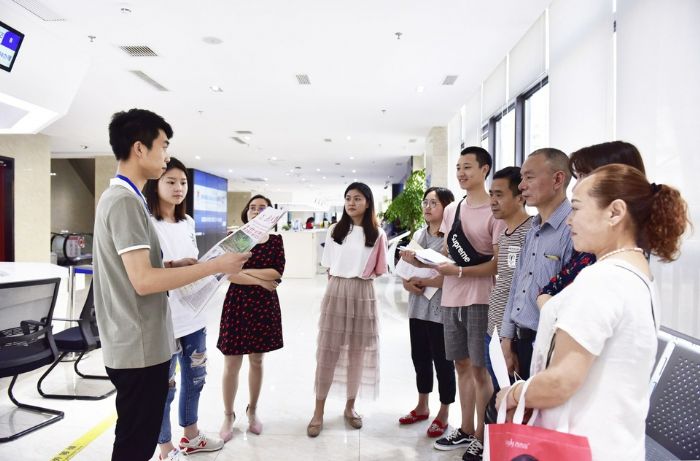 4月24日，区政务中心工作人员向前来办事的群众宣讲习近平总书记视察重庆重要讲话精神。
