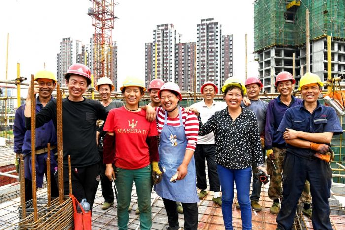 建筑工人合影。
