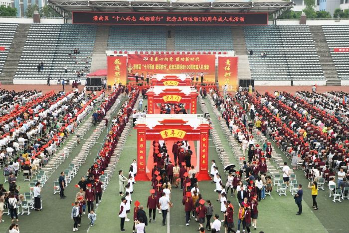 500500名学生代表在家长的陪伴下完成成人礼名学生代表在家长的陪伴下完成成人礼。。
