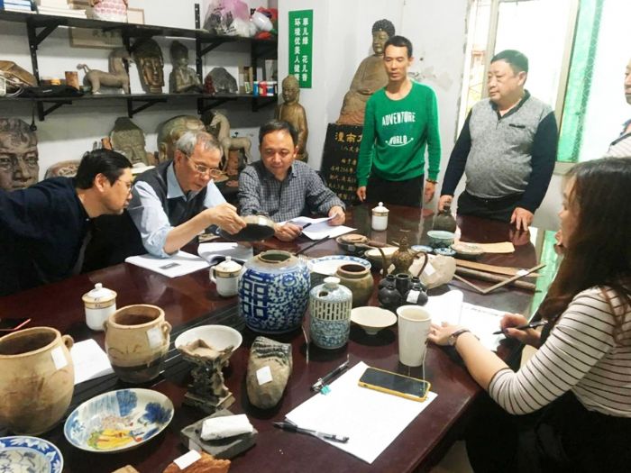 ▶市文物专家对我区文物进行鉴定。
