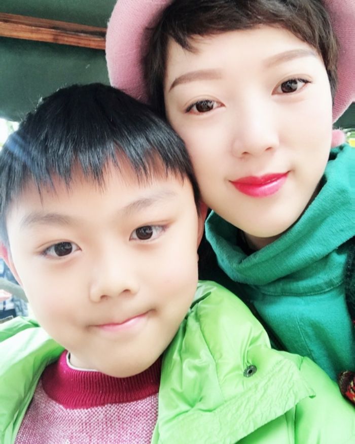 张甜母子合影。
