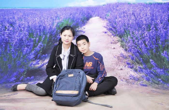 袁静母子合影。
