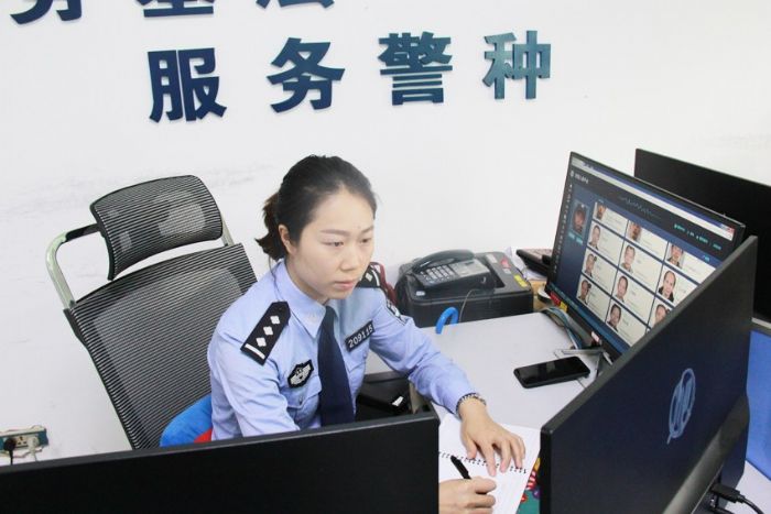 吴冬琴正在认真工作。
