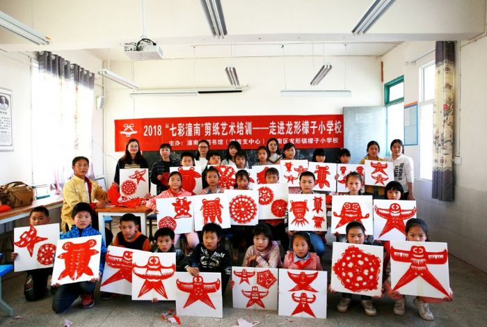 联合区图书馆志愿者走进檬子小学教学。

