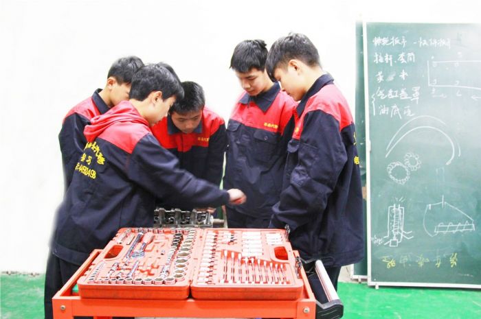 学生开展实作课。
