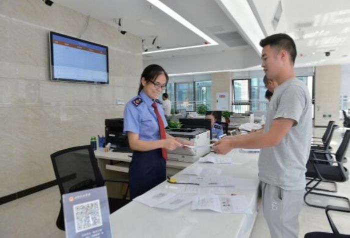 行政服务中心办事窗口。田茂培摄
