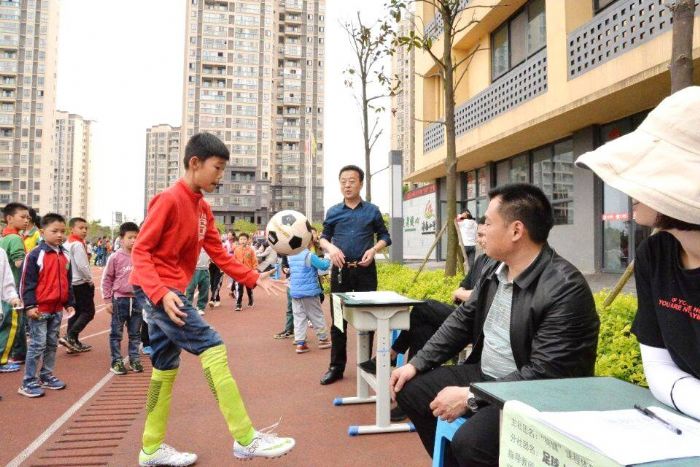 潼南小学学生参加足球基本功测试。
