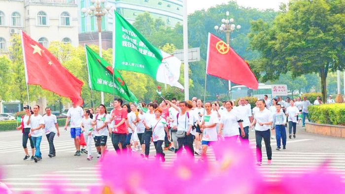 运动爱好者们步伐稳健，乐享健康生活。
