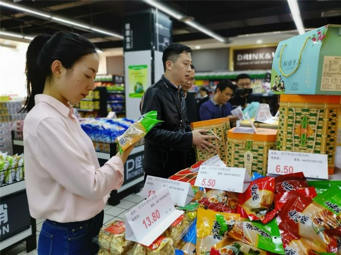 ▶检查粽子食品安全。
