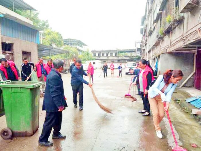 古溪干部群众清扫街道。全媒体记者唐苠涵摄
