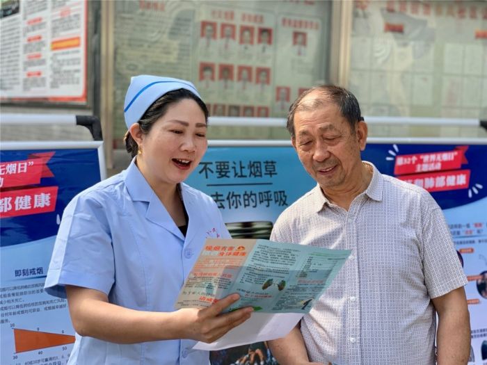 医务工作者向市民宣传吸烟的危害。

