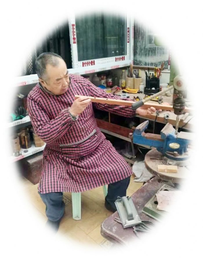 丁祥云制作二胡。
