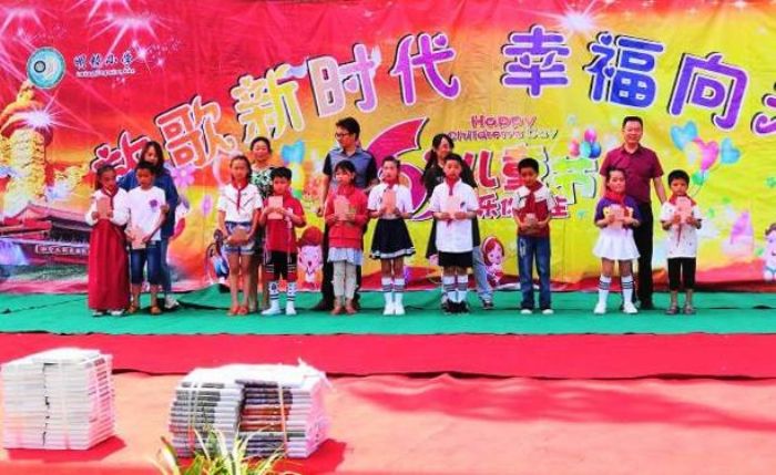 慰问明镜小学农村贫困留守儿童和困境儿童。
