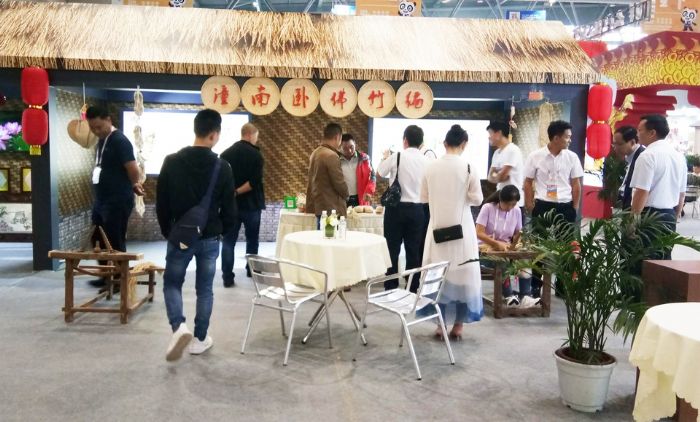 ﹃卧佛竹麻编﹄受游客青睐。

