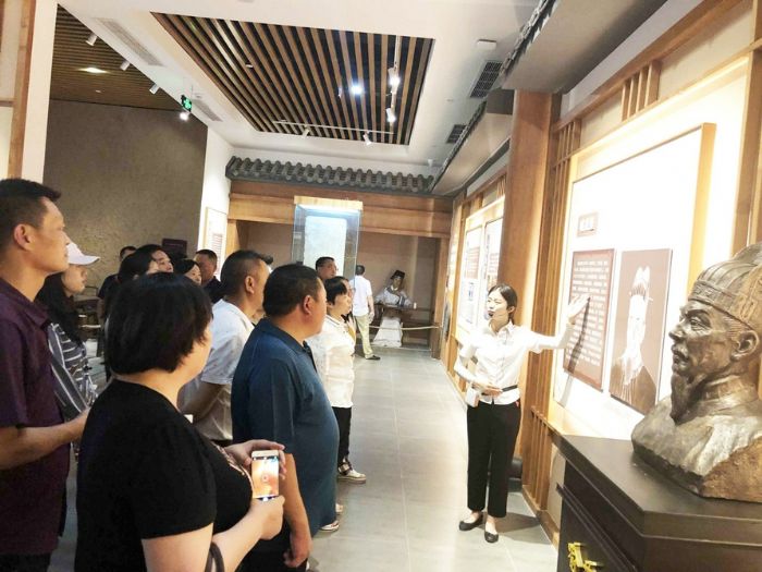 学员们参观廉政教育基地喻茂坚纪念馆。
