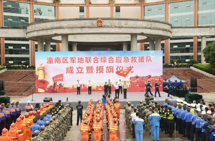 授旗仪式现场。

