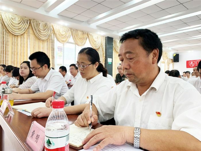 区农业农村委党员聆听主题宣讲。
