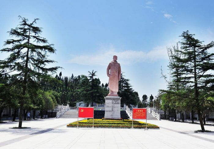 杨闇公烈士陵园。

