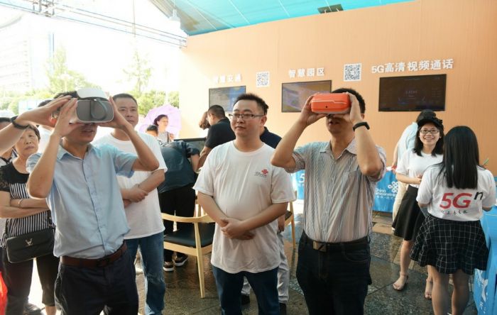 群众体验5G产品。
