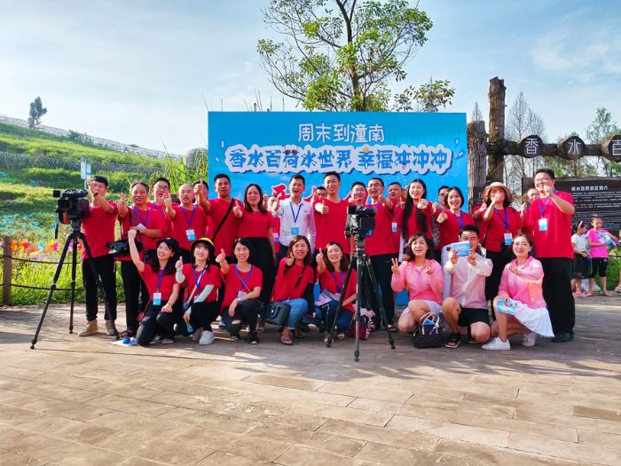 区传媒集团工作人员留影。
