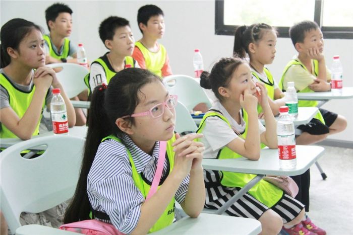认真聆听的同学们。
