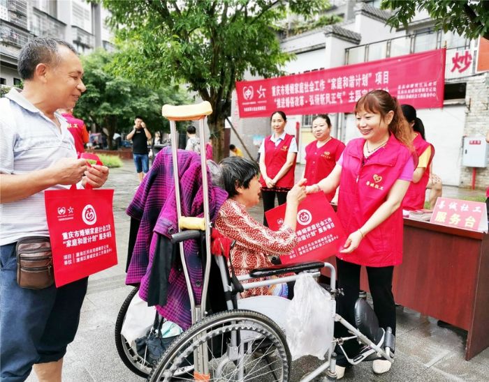 ▶发放宣传资料发放宣传资料。。