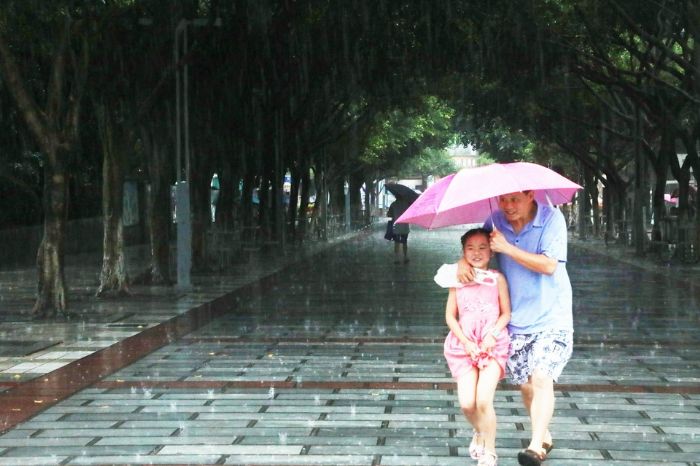 市民在暴雨中前行。