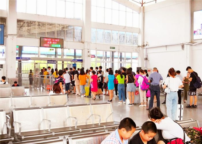 火车站检票口排起了长龙。