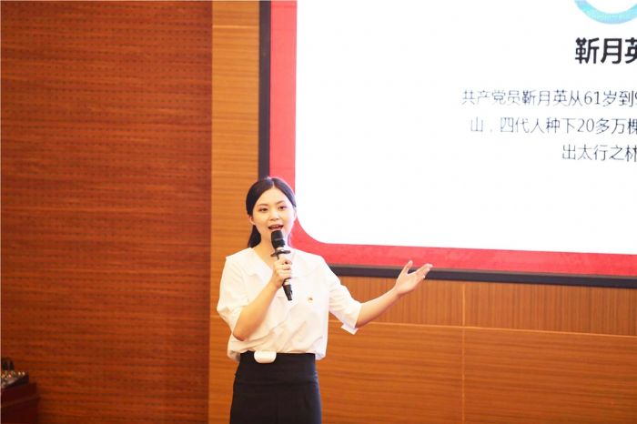 区传媒集团的谢倩茹演讲。
