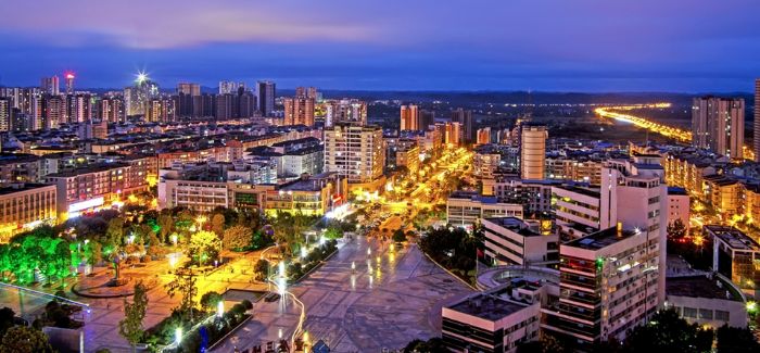 潼城夜景，灯火璀璨。 刘立民摄
