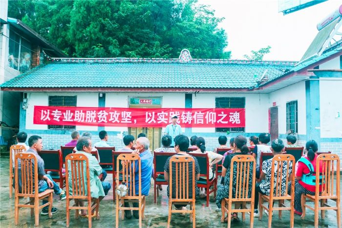 团员们为丁沟村干部群众宣讲习近平总书记关于扶贫工作重要论述。
