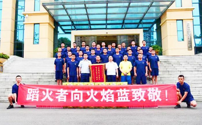 企业代表为消防指战员送锦旗。
