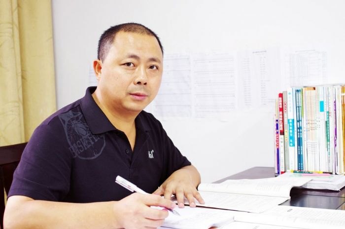 王建，男，53岁，潼南中学高中化学教师，市特级教师、市优秀班主任，区高考学科先进个人，区高中化学优秀特约教研员。长期担任实验班教学工作，多名学生考入清华等名校，辅导李虹宇、张航等同学获国家级竞赛一、二等奖，帮扶多名家庭困难学生升入重点大学；指导多名年轻教师成长为市级骨干教师、十佳教学能手；高考《名师大课堂》主编。

