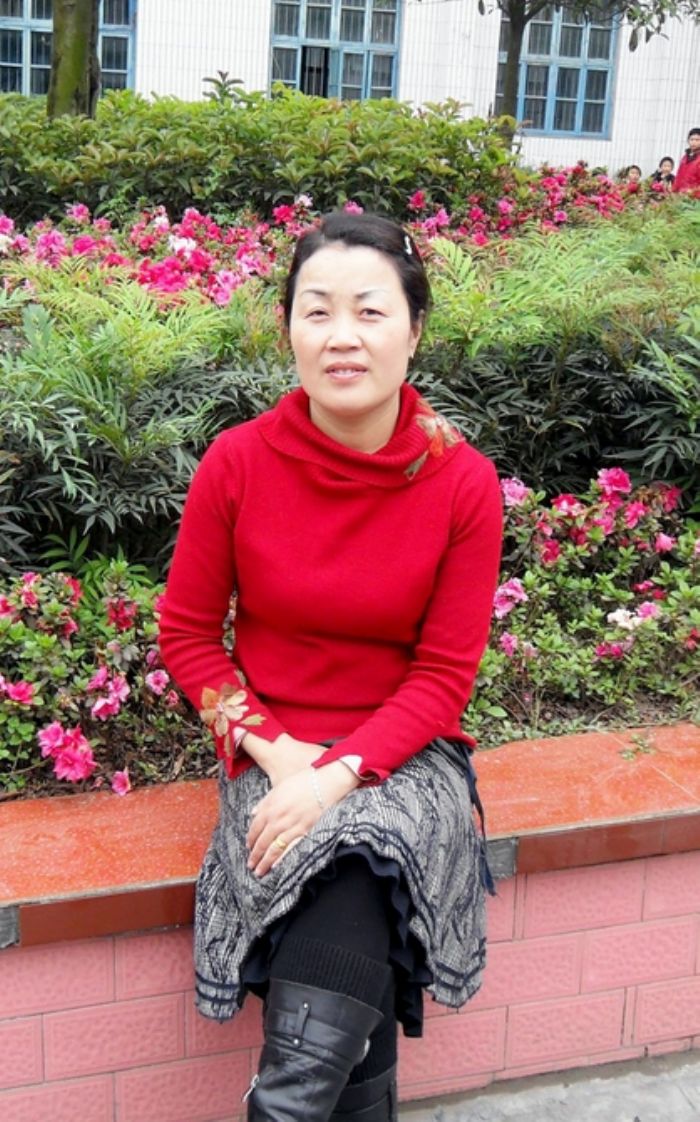 　　刘卫红，女，50岁，中共党员，柏梓中学高级教师、区语文骨干教师。患有严重眼疾的她，用极度的耐心磨炼孩子的脾性，用母性的慈爱塑造学生的灵魂。她忘却病痛，忽略医生警告，努力编织着她的教育梦想。曾荣获区“优秀教师”称号，在质量抽测及“乡约名师”等活动中，多次被评为“先进个人”；论文和辅导学生的作文多次获奖，教学成绩突出。
