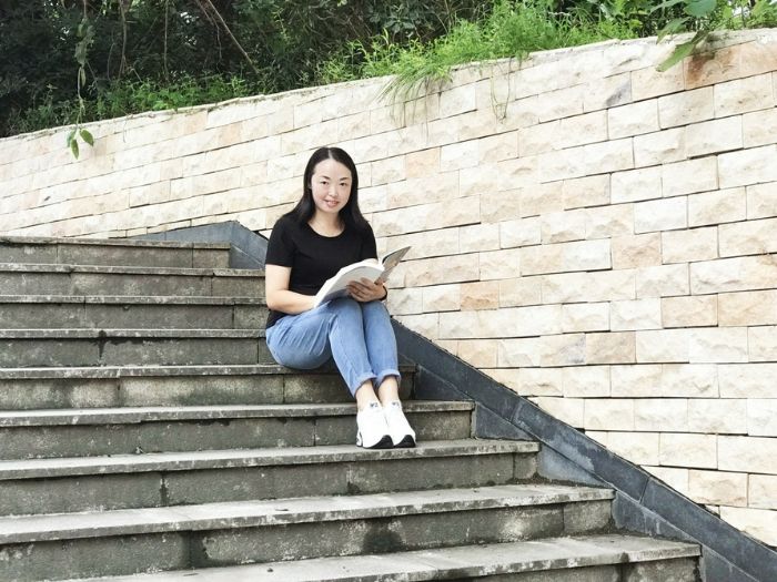 周晓红，女，41岁，中共党员，梓潼小学语文教师、班主任，区三八红旗手、区教学先进个人、区十佳辅导员、区骨干教师。她始终胸怀教育热情，24年来孜孜不倦地进行着“快乐教育”的实践；她的课堂快乐与知识并存，为一届又一届学生的精彩人生奠定了坚实的基础。她是一名让同行赞许、家长认可的优秀教师，也是学生眼中可亲可敬的“周妈妈”。她指导学生获得各种荣誉的同时，本人也曾在区级赛课中荣获一等奖。
