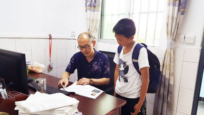 谭卫红，男，52岁，实验小学教师，市小学英语骨干教师。29年来，他怀揣着对教育的梦想，实现了教师生涯的一次次嬗变；2015年开始，他担任科技竞赛辅导员，屡获佳绩，创造了潼南区参加机器人FLL工程挑战赛的最好成绩；2018-2019学年在青云小学支教，教学任务纵跨三个年级，横跨三门学科，他用自己的全心付出，点亮了乡村孩子心中的明灯。曾获区学科教学先进个人、市优秀科技辅导教师、市优秀科技教练员等荣誉，在核心期刊发表论文10余篇余篇。。
