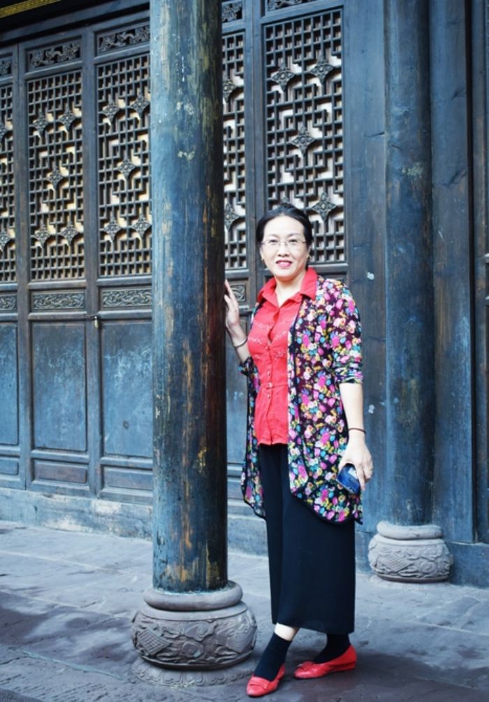 姚祖蓉，女，54岁，城西小学英语教师。她扶助贫弱，给贫困家庭赠送衣物、生活用品，高价购买农产品，汶川地震中抱起一个个幼儿安全撤离教室；她业精于勤，所教英语学科在全区教学质量检测中稳居前茅，多次获评区教学先进个人，积极参与教学研究，撰写十余篇教学论文分获市区级奖励；她多专多能，负责训练学生体操，诱发肺部疾病也从未间断工作，用实际行动诠释了人类灵魂工程师这个光荣的称号。

