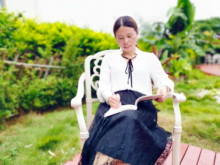 郑建和，女，44岁，职教中心高级讲师。一直坚守教学一线，充分尊重学生个性，培养学生兴趣爱好，引导学生在生活中发现、在感悟中成长，深受学生喜爱。个人业务水平过硬，撰写多篇论文发表获奖，多次参加区级业务比赛获奖；连续几年在师德师风考评中获得优秀评价；多次指导学生参加区、市各项比赛并取得优异成绩；倾力指导青年教师成长，先后参与区新教师培训、区骨干教师培训，辅导青年教师撰写论文、参加全区赛课活动并获奖。
