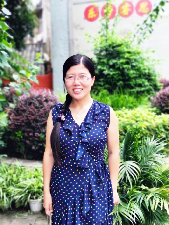 　　杨宗燕，女，43岁，大佛中学语文教师，区级骨干教师。“二十五载育桃李，三尺讲台写春秋”，任时光蹁跹，始终不改的是她对教育事业的赤子之心。作为班主任，她努力践行“教育的艺术就是激励、鼓舞和唤醒”的教育理念；作为语文教师，她勤勉奋进，潜心钻研，在实践中丰富教育智慧，在研究中成就专业的精彩。十余篇论文分别获得国家级、市级一、二、三等奖。因教学业绩显著，多次获得区“学科教学先进个人”及“师德师风先进个人”称号。
