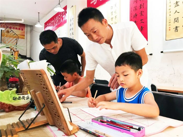 孩子参加暑期培训。

