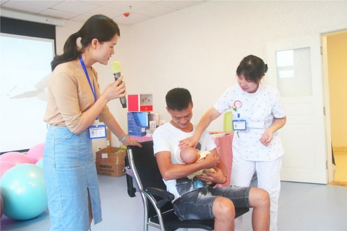 准爸爸充当“新妈妈”体验母乳喂养。
