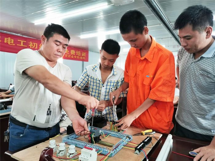 贫困学员免费参加电工培训。
