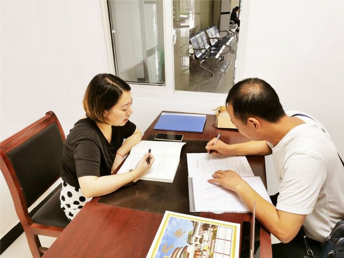 工作人员为退役军人陈永办理党组织关系转移。
