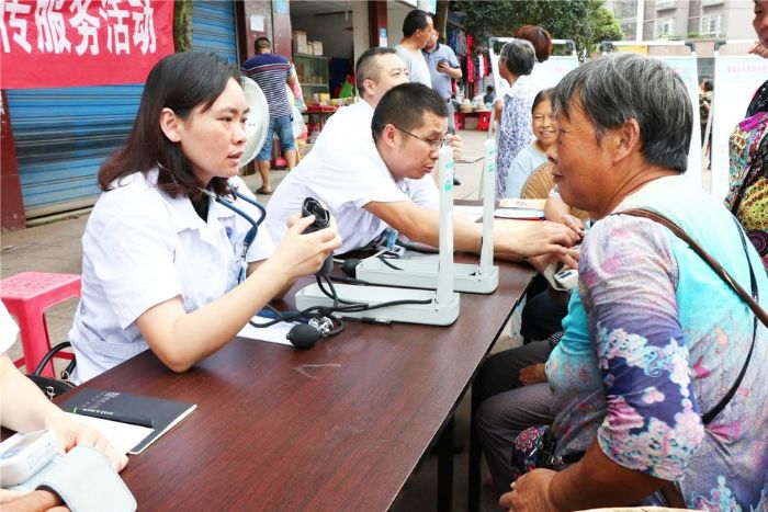 医护人员为居民测量血压。
