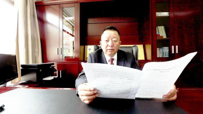 曾庆桂在办公。
