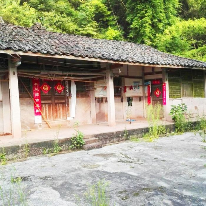 小青瓦房。
