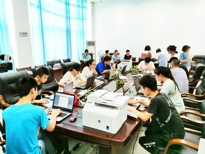 贫困学生办理网上申请贷款。
