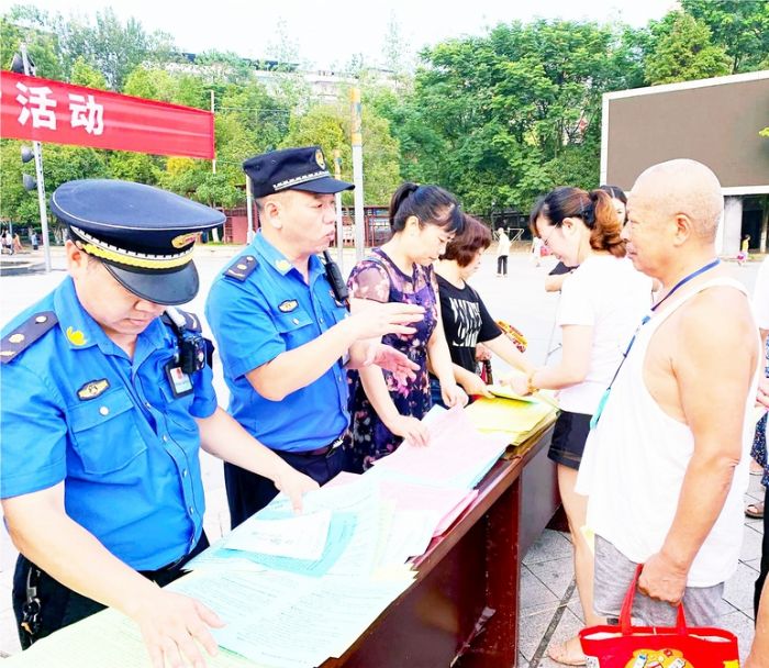 工作人员向居民解答违建疑问。

